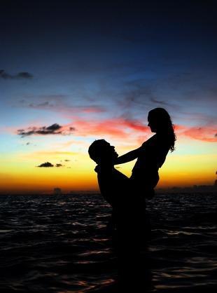 情侣在海边图片 海边风景图片情侣背影