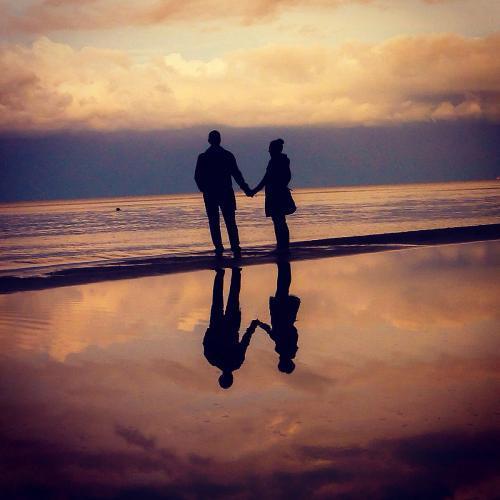 情侣在海边图片 海边风景图片情侣背影