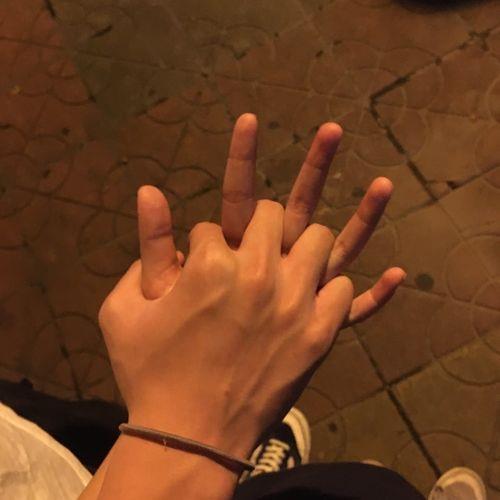 情侣牵手初中图片 学生情侣手牵手的照片