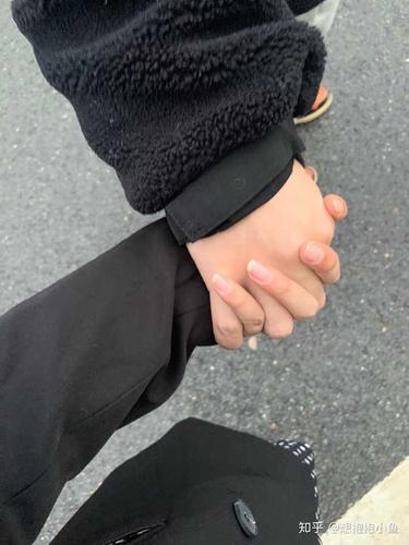 情侣牵手初中图片 学生情侣手牵手的照片