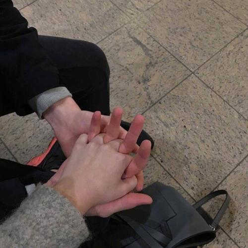 情侣牵手初中图片 学生情侣手牵手的照片