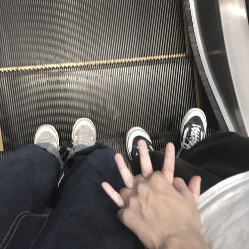 情侣牵手初中图片 学生情侣手牵手的照片