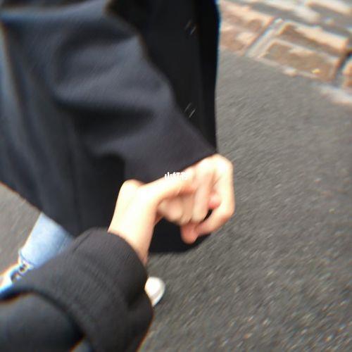 情侣牵手初中图片 学生情侣手牵手的照片