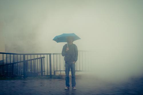 下雨情侣打伞图片 情侣下雨打伞朦胧唯美图片