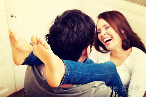 情侣厨房背后拥抱图 情侣拥抱背景图