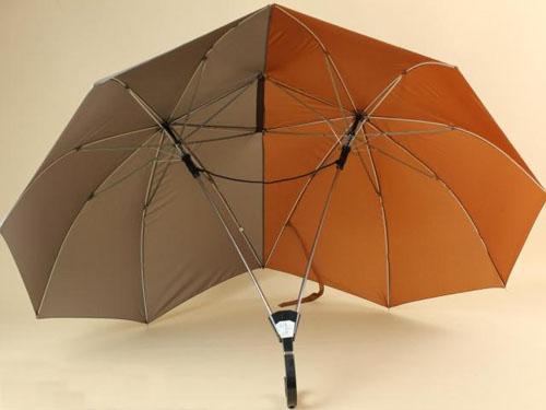 情侣伞图片 情侣撑伞图片