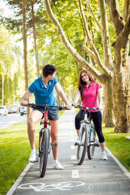 情侣坐自行车图片大全 浪漫情侣骑自行车图片唯美图片