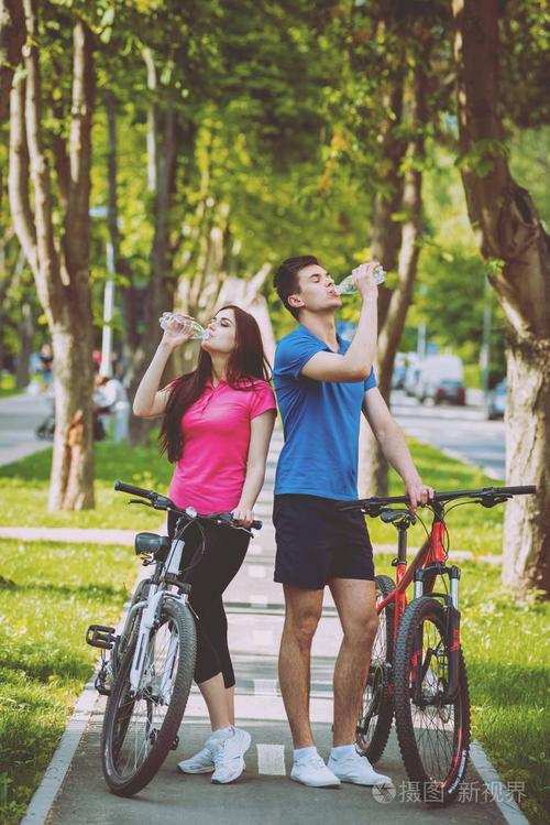情侣坐自行车图片大全 浪漫情侣骑自行车图片唯美图片