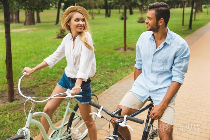 情侣坐自行车图片大全 浪漫情侣骑自行车图片唯美图片