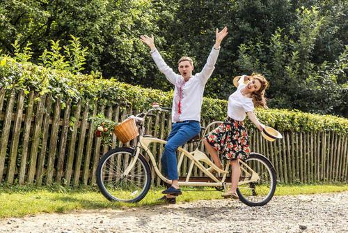 情侣坐自行车图片大全 浪漫情侣骑自行车图片唯美图片