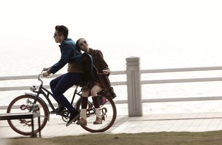 情侣坐自行车图片大全 浪漫情侣骑自行车图片唯美图片