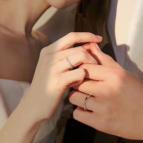 手戒指图片情侣 情侣对戒手指图片大全