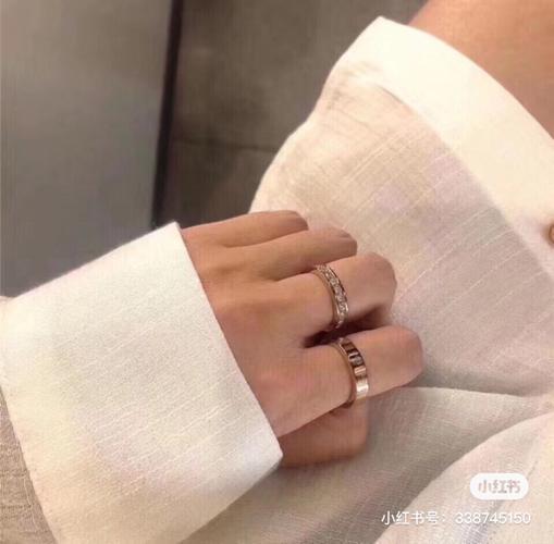 手戒指图片情侣 情侣对戒手指图片大全