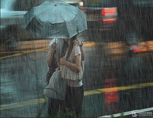 情侣雨天打伞唯美图片 情侣雨天撑伞图片唯美