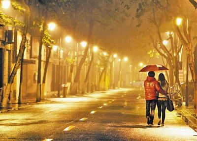 情侣雨天打伞唯美图片 情侣雨天撑伞图片唯美