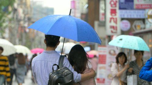 情侣雨天打伞唯美图片 情侣雨天撑伞图片唯美