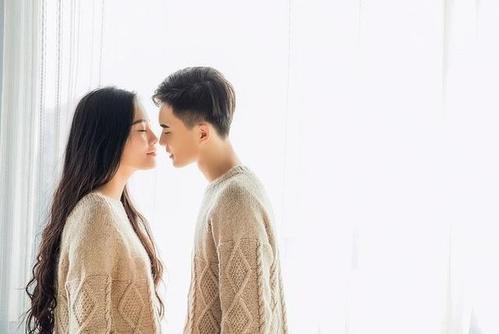 面对面情侣图片 情侣面对面相望的图片