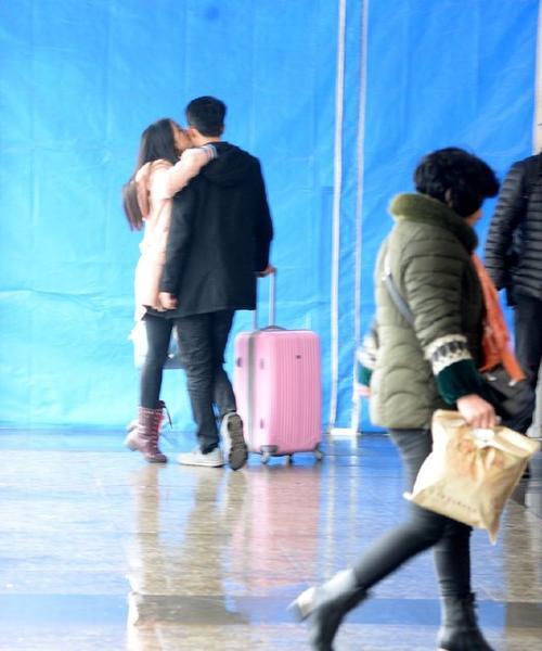 情侣分别的图片 情侣间的图片