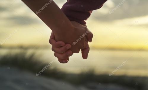 手拉手的情侣图片 手拉着手的图片大全情侣