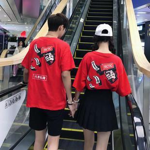 穿情侣装的情侣图片 情侣服装图片