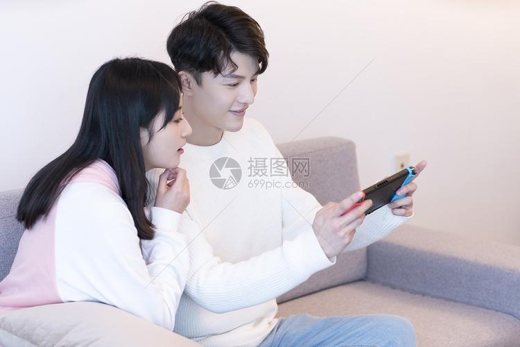 情侣抱着打游戏图片 情侣一起玩游戏的截图