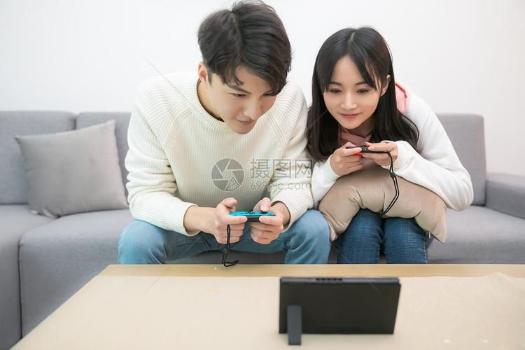 情侣抱着打游戏图片 情侣一起玩游戏的截图