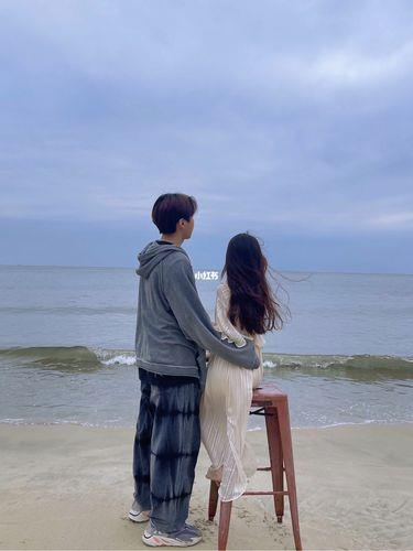 海边情侣拍照姿势图片 情侣在海边的图片