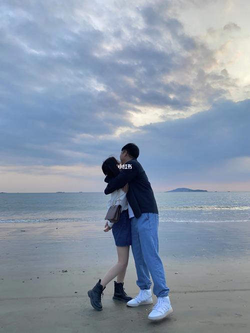 海边情侣拍照姿势图片 情侣在海边的图片