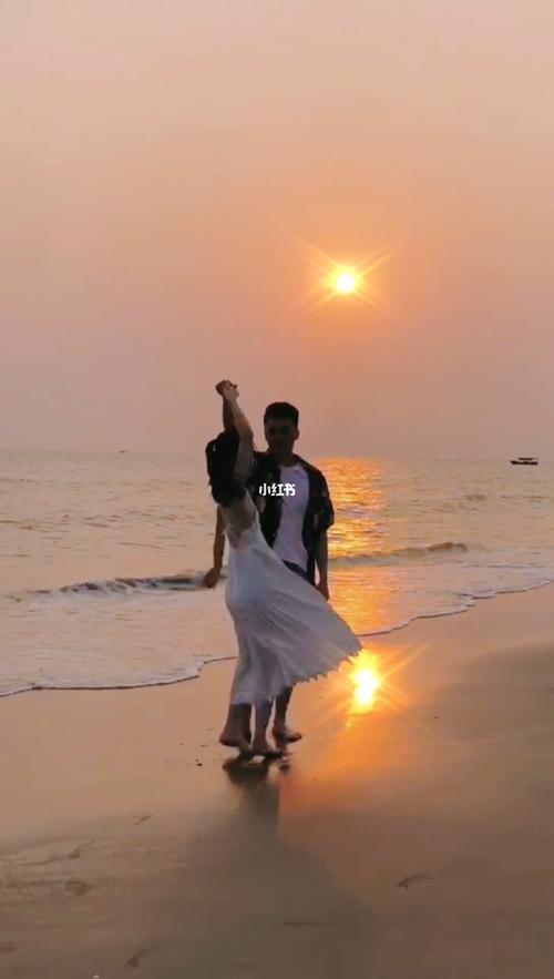 海边情侣拍照姿势图片 情侣在海边的图片