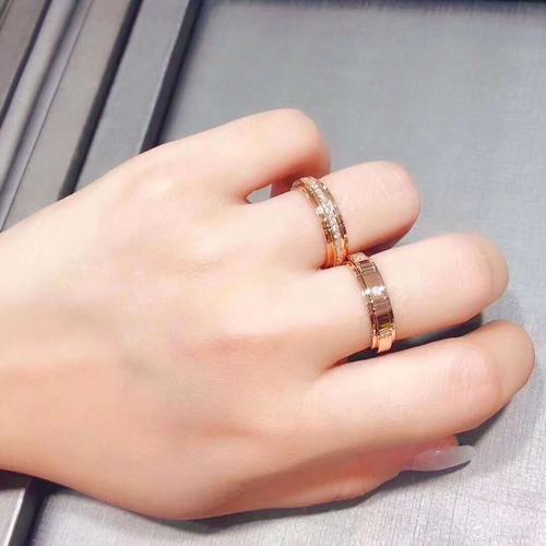 情侣婚戒图片大全 戴戒指的图片