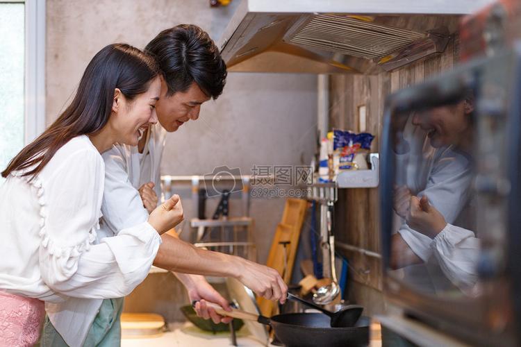 情侣一起做饭图片 情侣做饭恩爱图片卡通