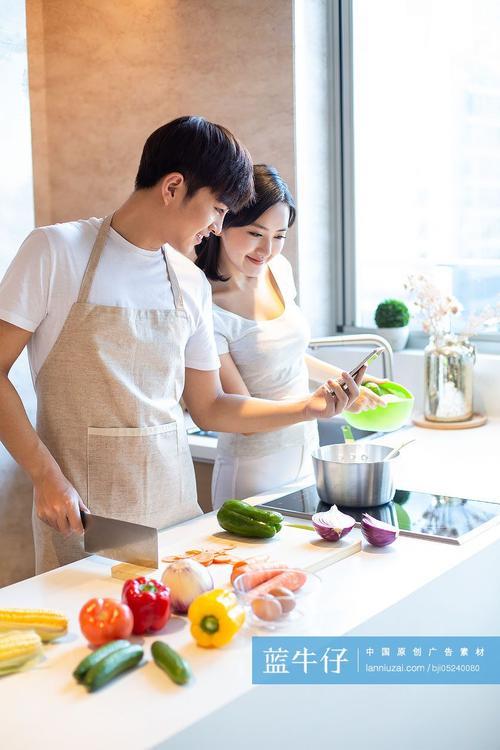 情侣一起做饭图片 情侣做饭恩爱图片卡通