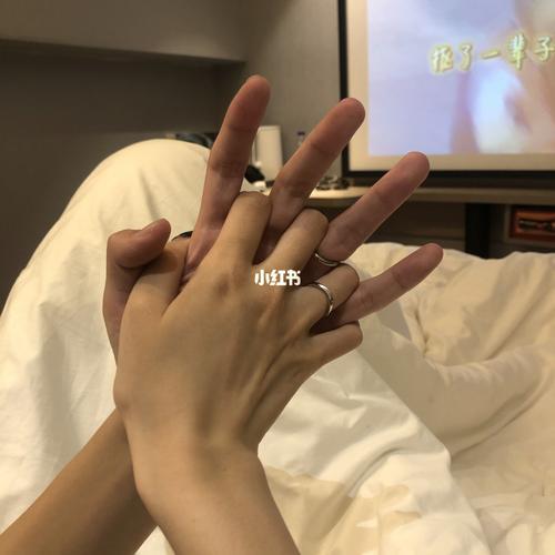 情侣牵手晒戒指图片 情侣戒指握手照片