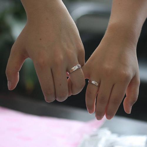 情侣牵手晒戒指图片 情侣戒指握手照片