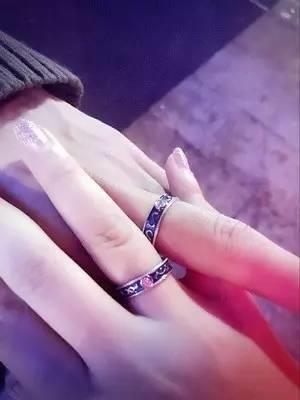 情侣牵手晒戒指图片 情侣戒指握手照片