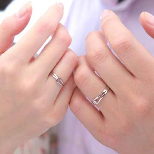 情侣牵手晒戒指图片 情侣戒指握手照片