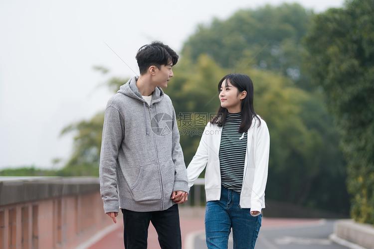 情侣散步的图片 情侣散步背影图片唯美