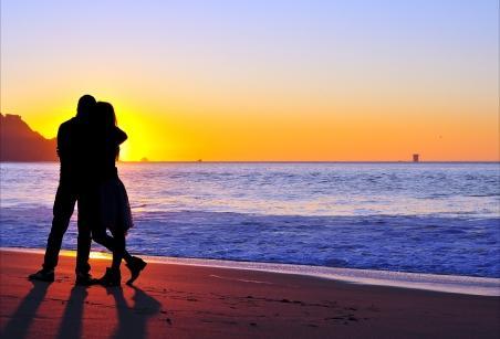情侣海边背景图 情侣海边浪漫背影图片