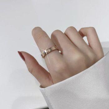 情侣手戴戒指图片 情侣戒指男女戴哪个手图片