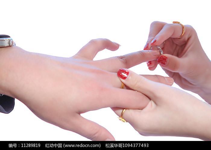 情侣手戴戒指图片 情侣戒指男女戴哪个手图片