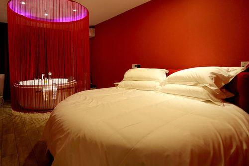 情侣大床房图片 最新双人床图片大全