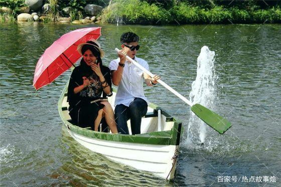 情侣划船的风景图片 划船图片唯美