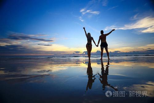沙滩情侣图片 情侣沙滩拍照姿势大全图片