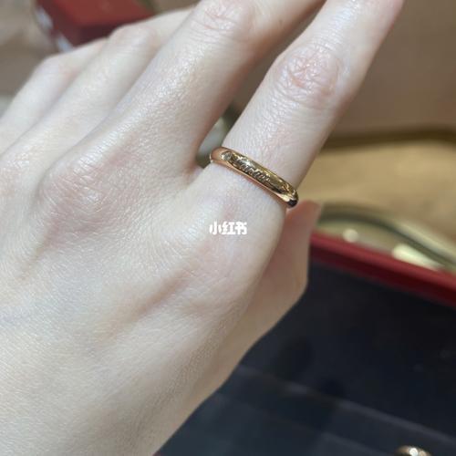 玫瑰金情侣戒指图片 玫瑰和戒指唯美图片