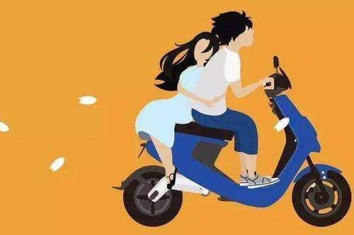 骑电动车情侣图片 情侣骑单车图片