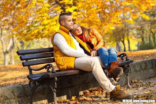 情侣靠在一起的图片 两个人靠在一起的图片