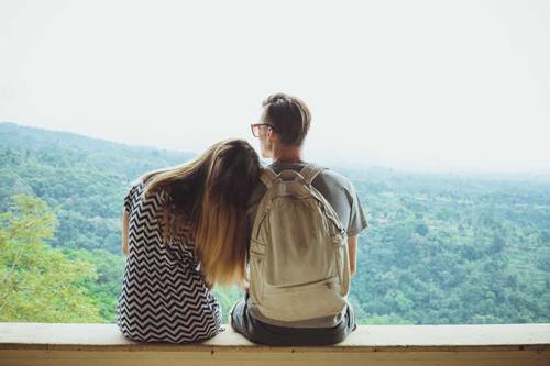 情侣靠在一起的图片 两个人靠在一起的图片