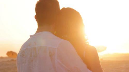 情侣靠在一起的图片 两个人靠在一起的图片