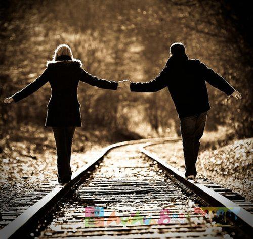 情侣一前一后拉手图片 情侣一前一后牵手图片