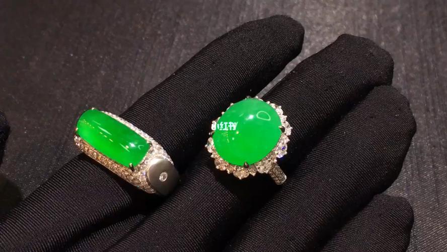 翡翠情侣戒指镶嵌图片 翡翠镶钻戒指图片